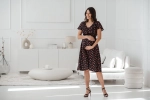 Sukienka Ciążowa I Do Karmienia Lovely Dress Midi Krótki Rękaw Navy W Różyczki