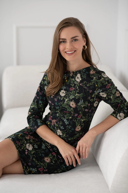 sukienka-do-karmienia-milky-classic-czarna-w-kwiaty-siedzac-2