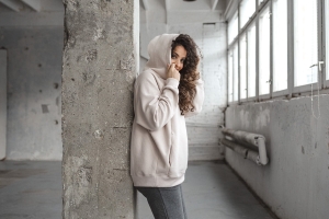 bluza-ciazowa-do-karmienia-motherhood-oversize-jasny-bez-przod-poziom.jpg