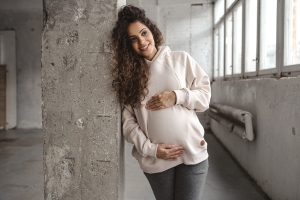 bluza-ciazowa-do-karmienia-motherhood-oversize-jasny-bez-bok-poziom.jpg