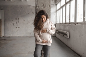 bluza-ciazowa-do-karmienia-motherhood-oversize-jasny-bez-przy-barierce.jpg
