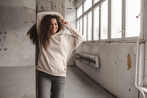 bluza-ciazowa-do-karmienia-motherhood-oversize-jasny-bez-tyl-bok.jpg
