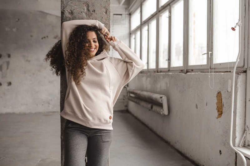 bluza-ciazowa-do-karmienia-motherhood-oversize-jasny-bez-tyl-bok.jpg