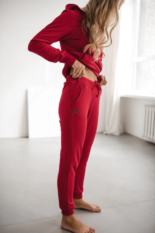 spodnie-dresowe-ciazowe-karminowa-modelka-stoi-bokiem.jpg