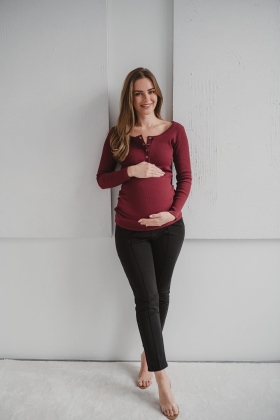 Bordowa-bluzka-ciazowa-prazkowana-z-eleganckimi-srebrnymi-napami.jpg