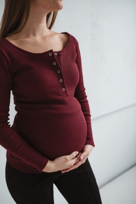 Bordowa-bluzka-do-karmienia-z-miekkiej-dzianiny-i-srebrnymi-napami.jpg
