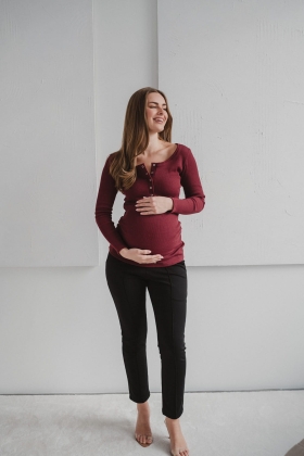 Bluzka-ciazowa-z-napami-przy-dekolcie-bordowa.jpg