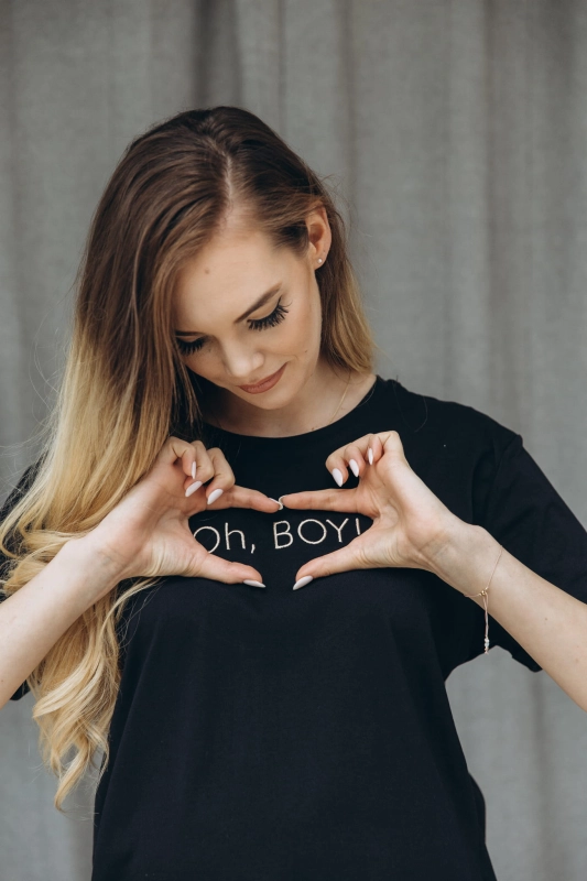 oh-boy-t-shirt-ciazowy-czarny-przod-zblizenie.jpg